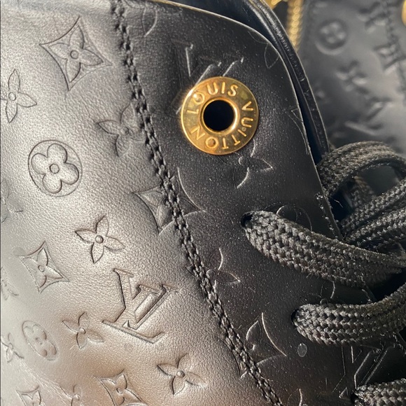 โโSOLDโโ($750) Louis Vuitton empreinte leather sneakers - Picture 9 of 12